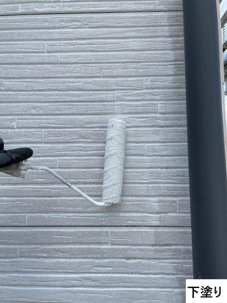 外壁の下塗りを行います。<br />
下塗りは外壁材と中塗り・上塗り塗料との接着力を強め、耐久性に優れた外壁塗膜を作り出す、大切な工程です。